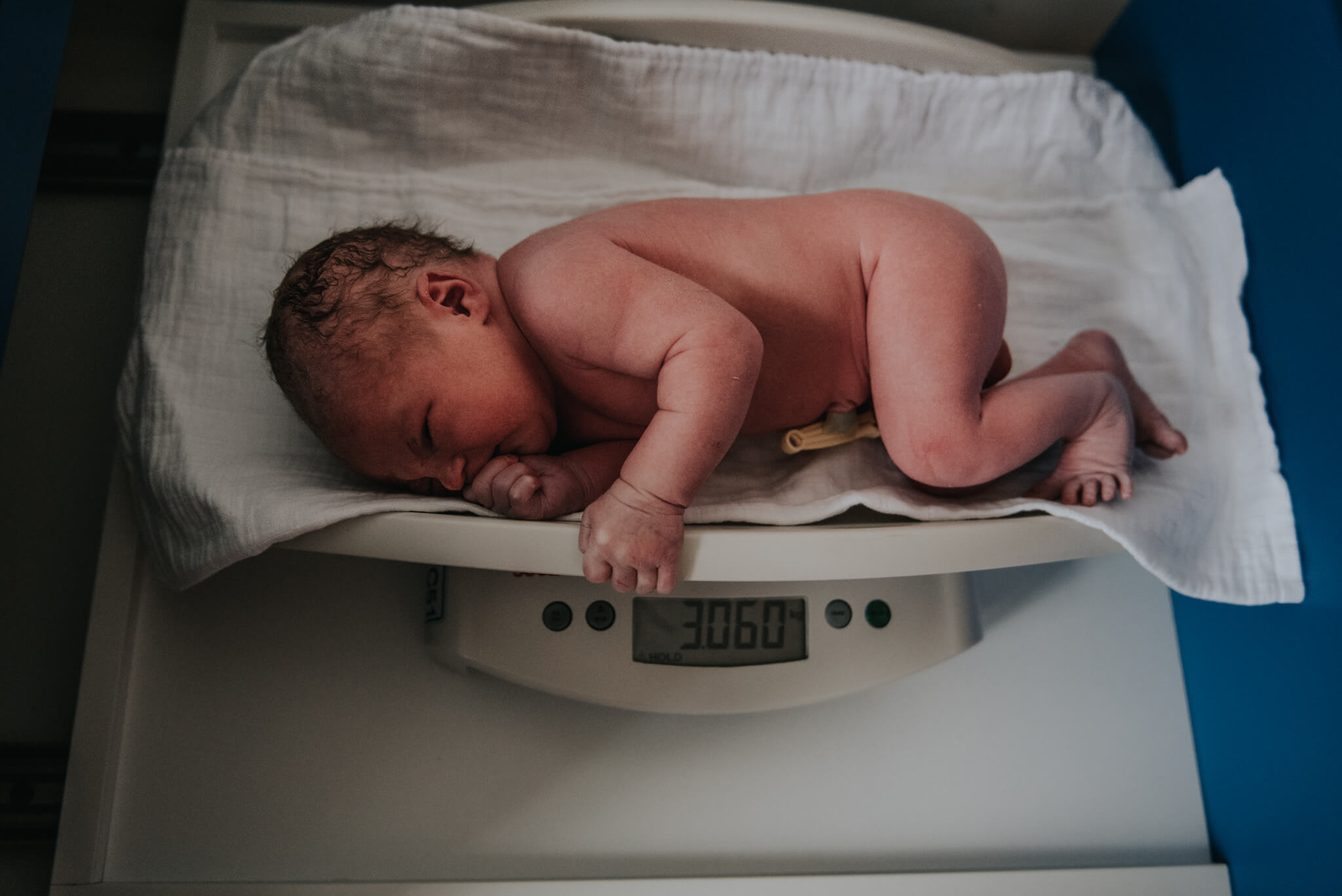 Geboortefotografie Nijmegen baby weegschaal