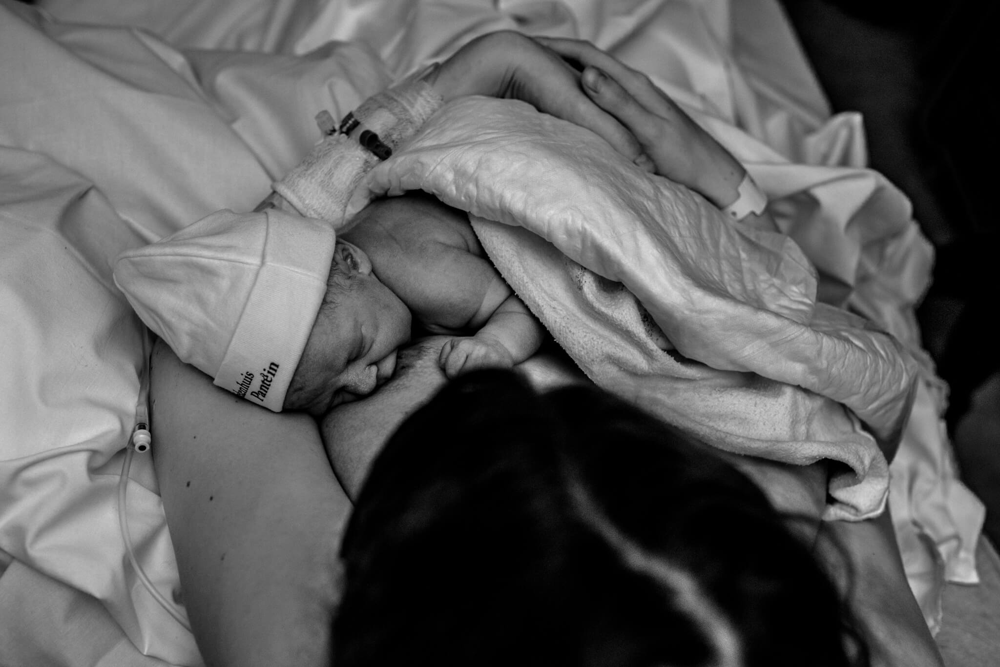 eerste borstvoeding baby geboortefotografie