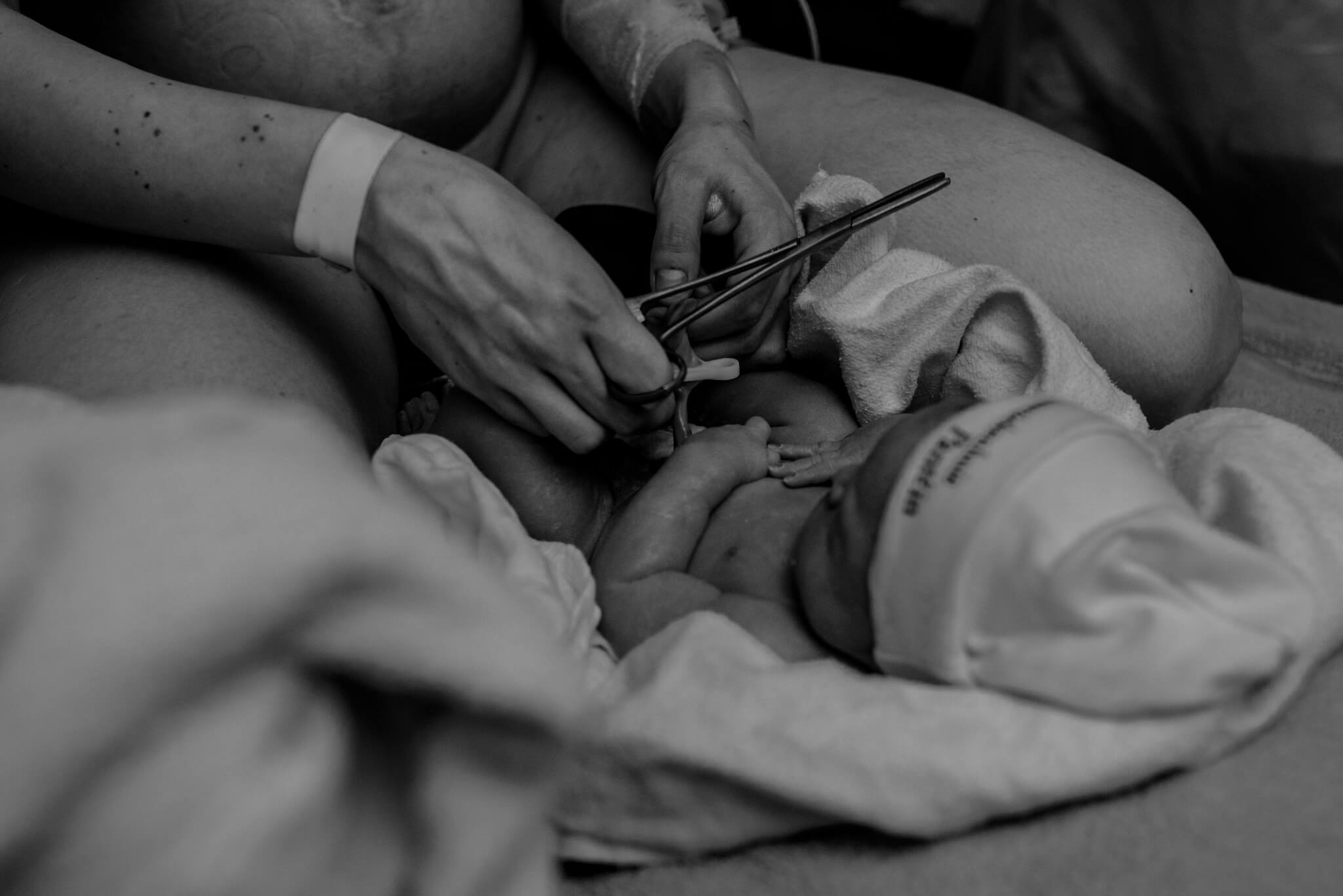 geboortefotografie boxmeer moeder navelstreng doorknippen