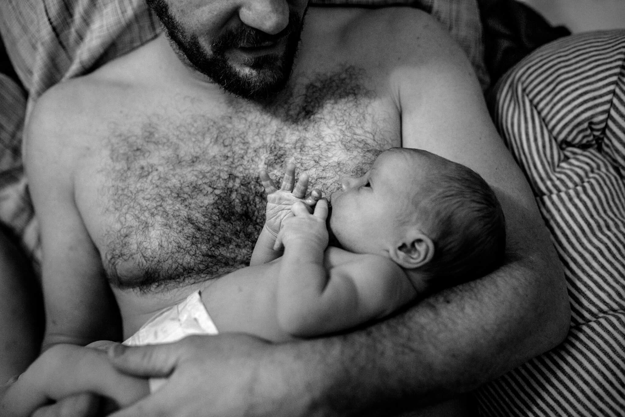 Geboortefotografie Nijmegen huid op huid met papa