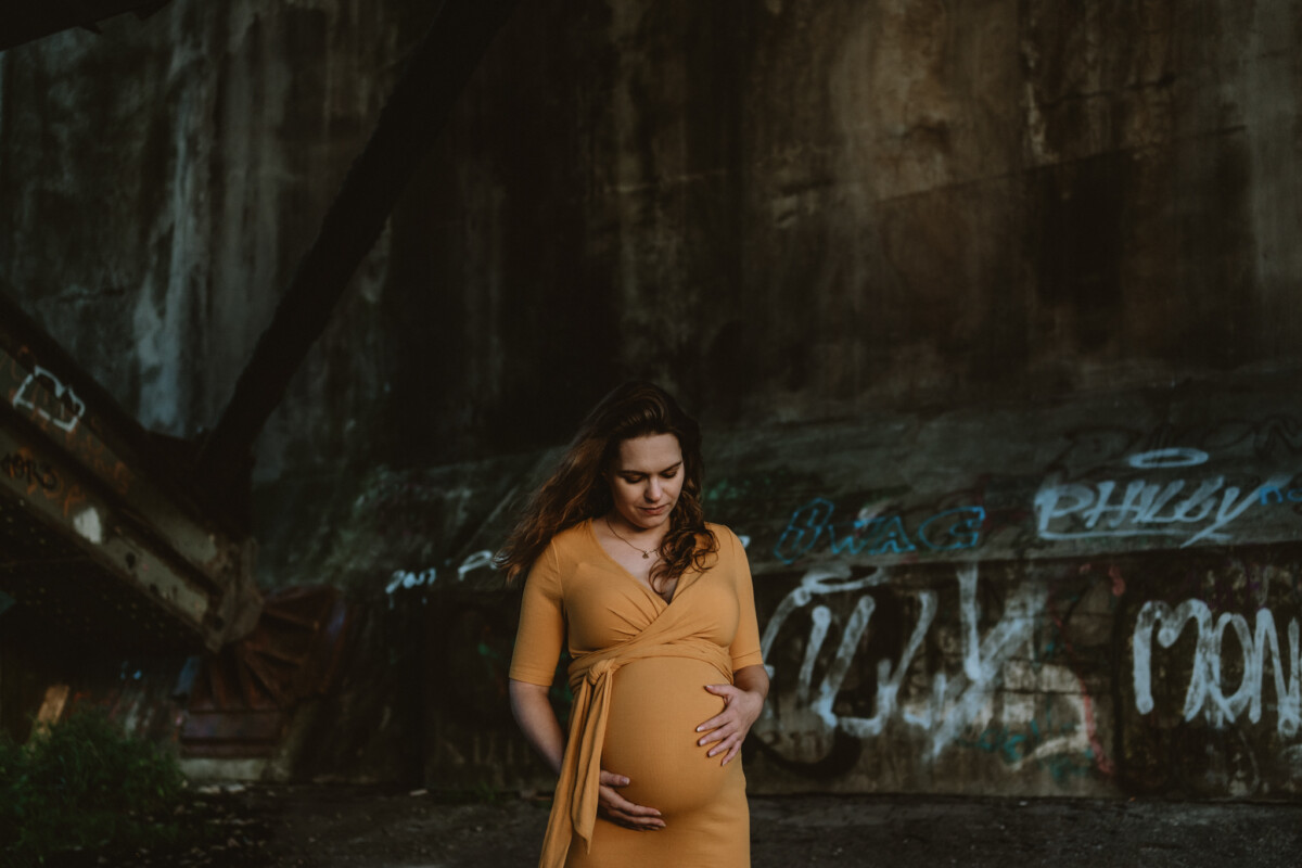 Stoere zwangerschapsfotografie Nijmegen Waalkade