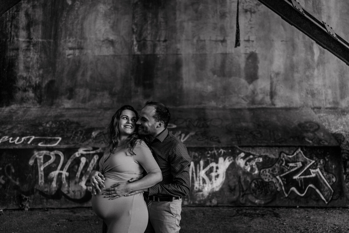 Stoere zwangerschapsfotografie Nijmegen Waalkade